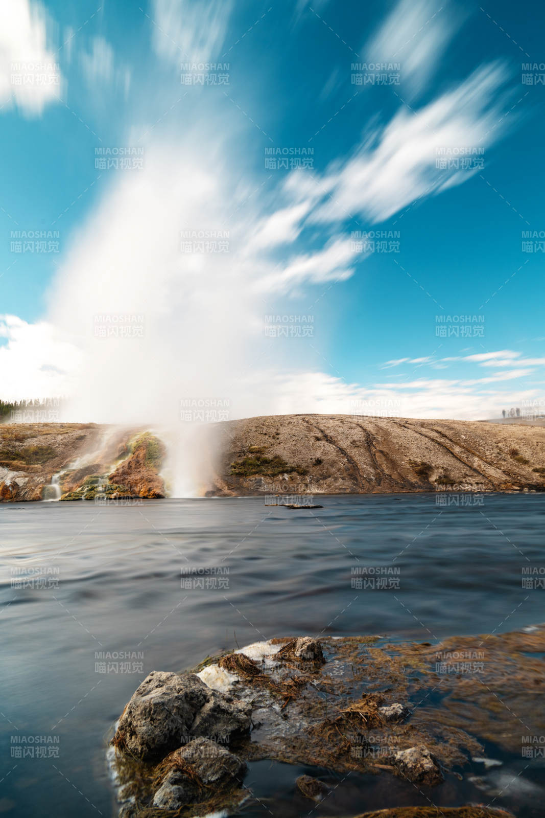 温泉喷发美景图片