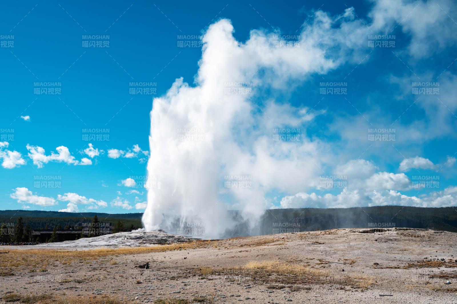间歇泉喷发壮观景象图片