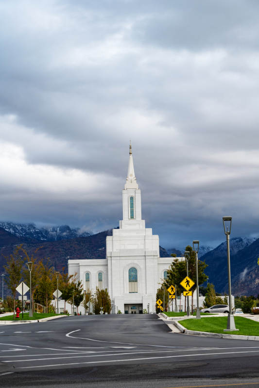 雪山下的白色教堂图片