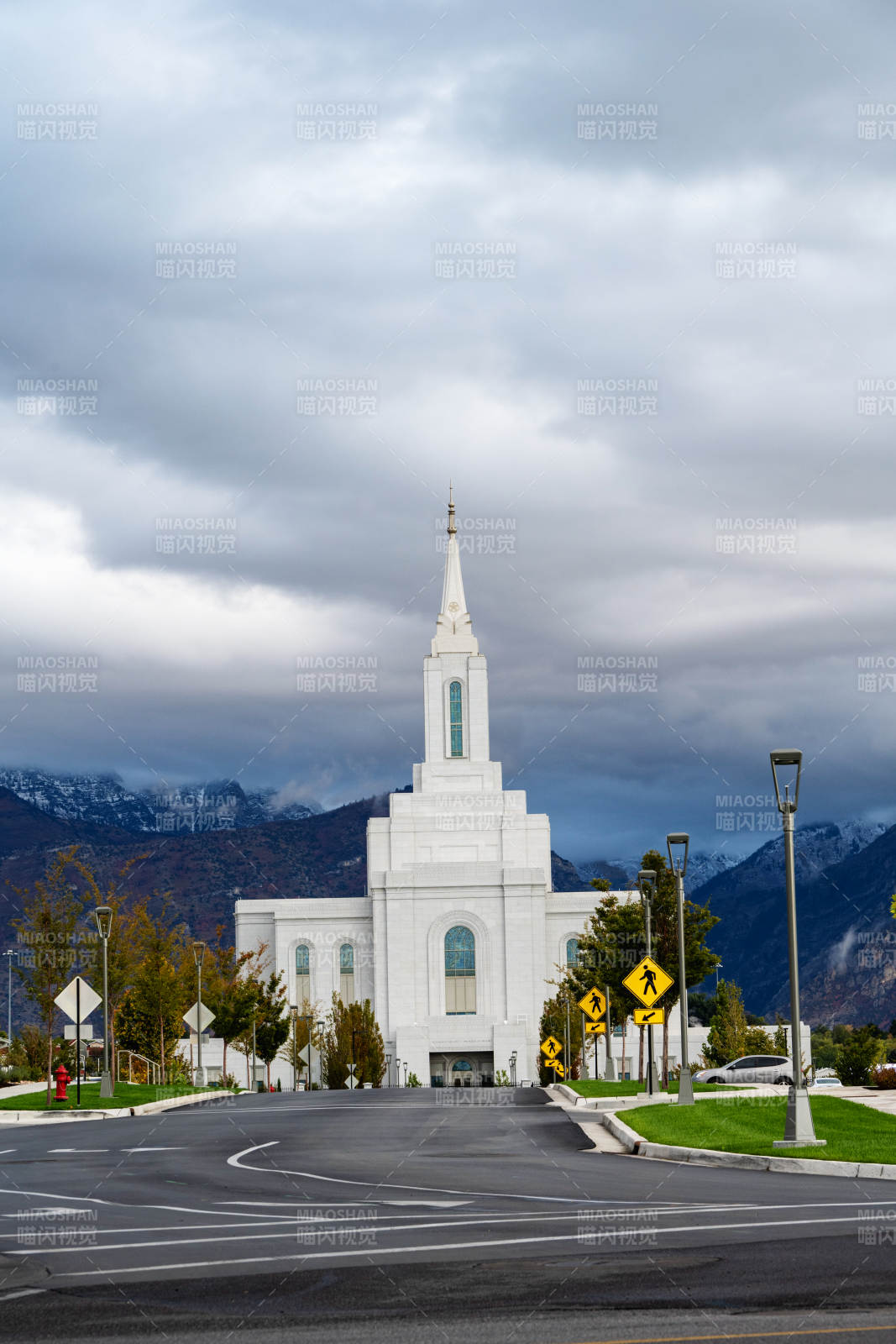 雪山下的白色教堂图片