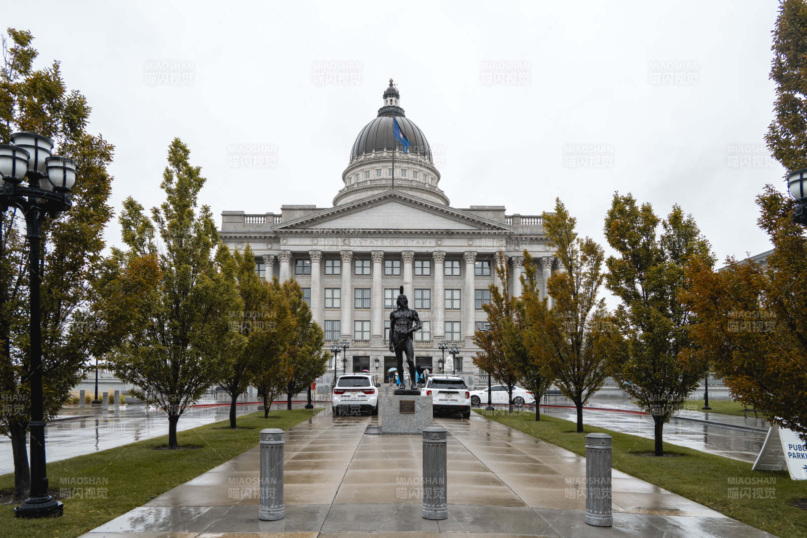 州议会大厦前的雕像图片