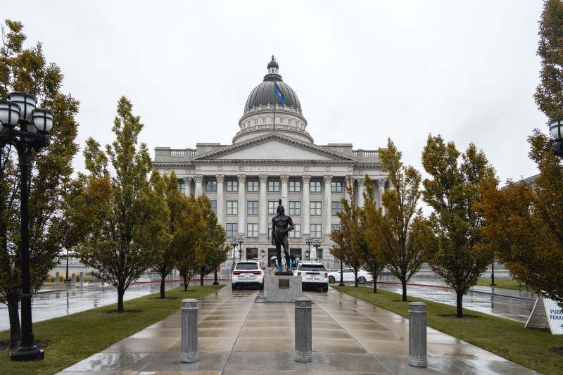 州议会大厦前的雕像图片