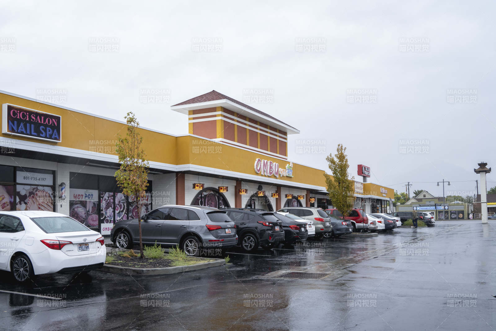 雨中商业街景象图片
