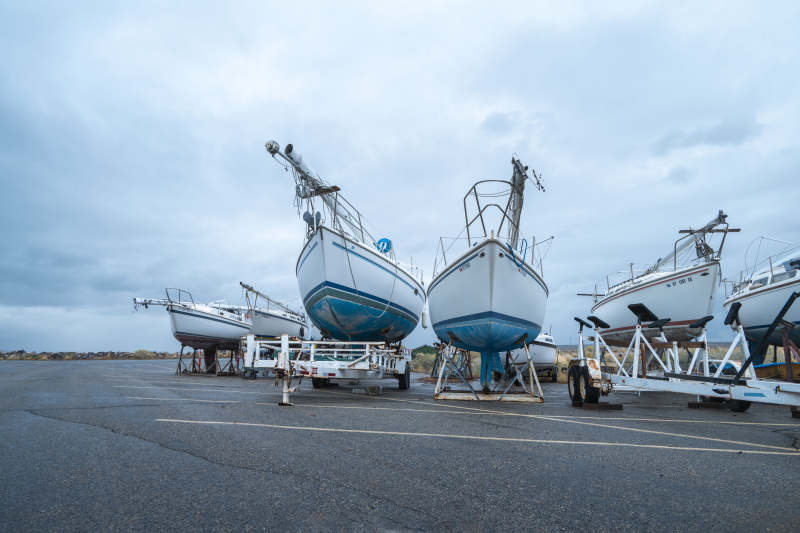 停泊的渔船图片