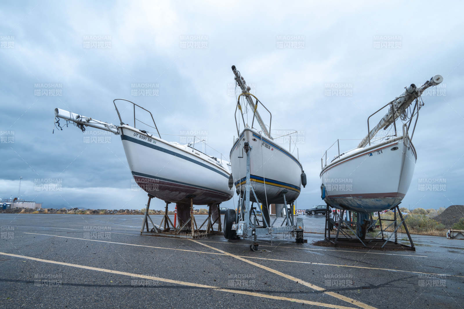 三艘船停泊陆地图片