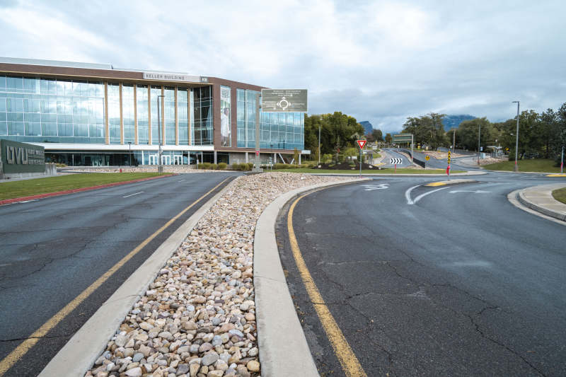 现代建筑前的宽阔道路图片