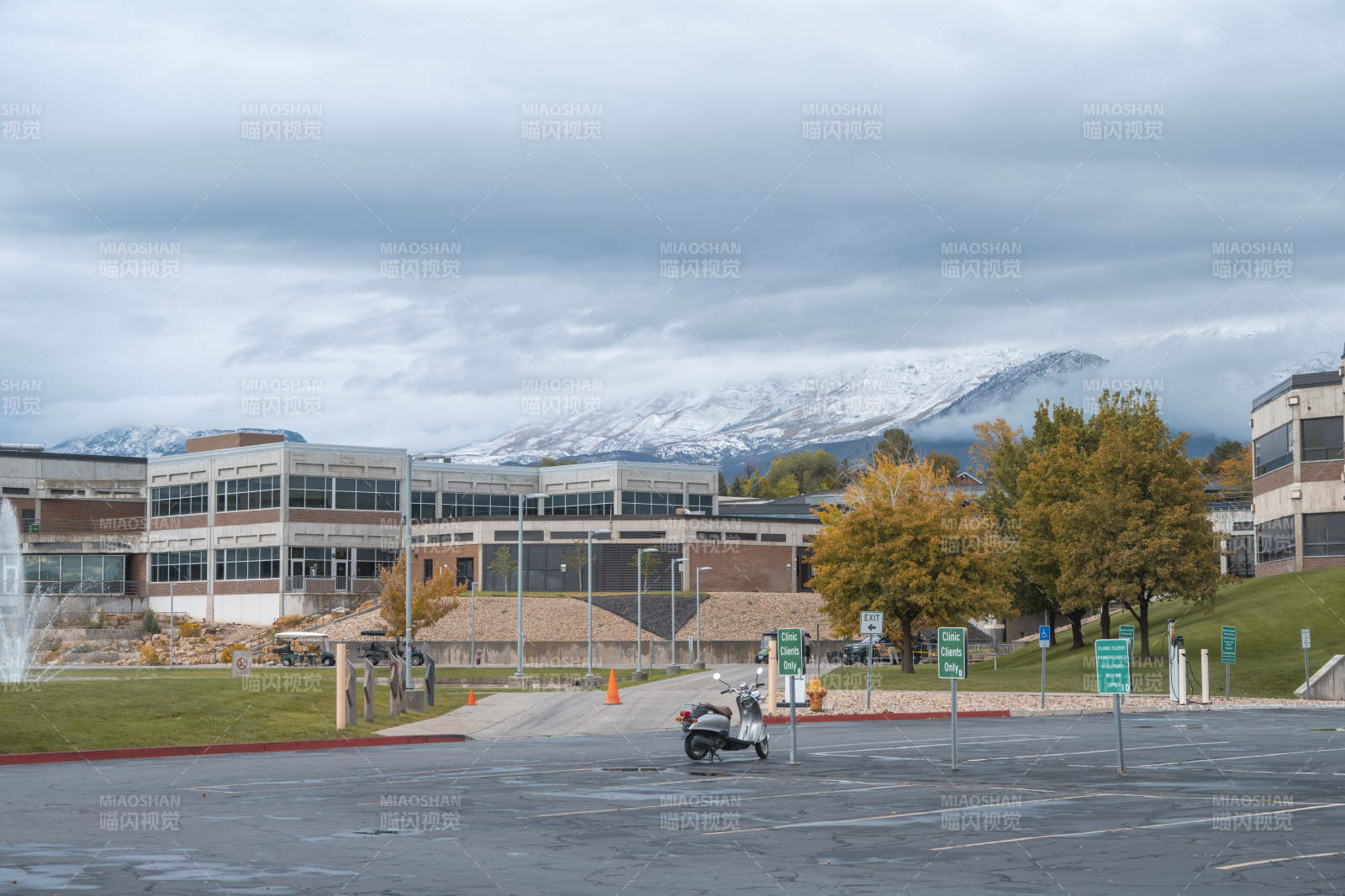 雪山下的校园风光图片