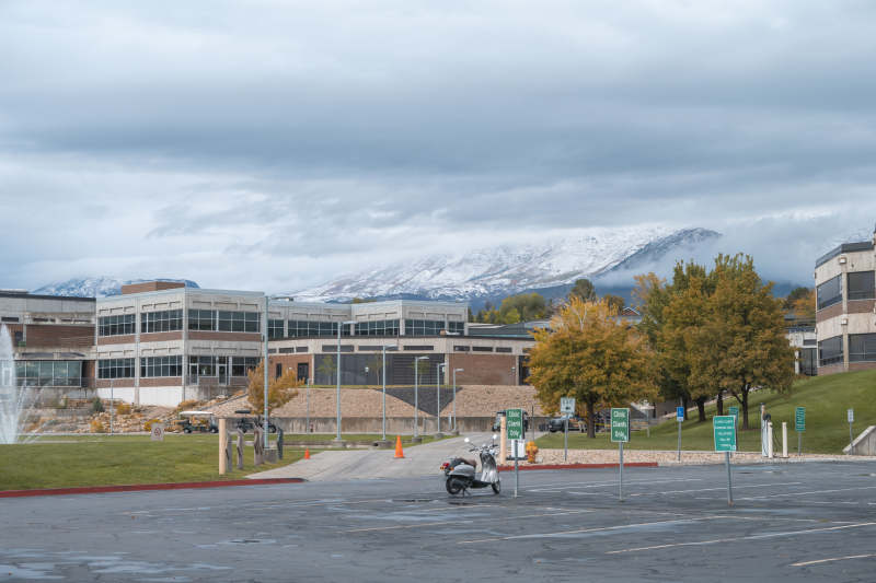 雪山下的校园风光图片