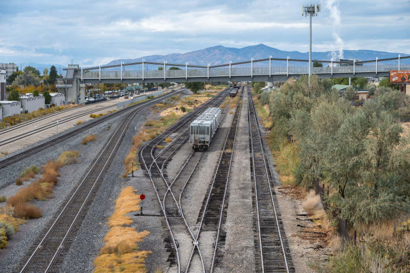 铁轨延伸向远方图片