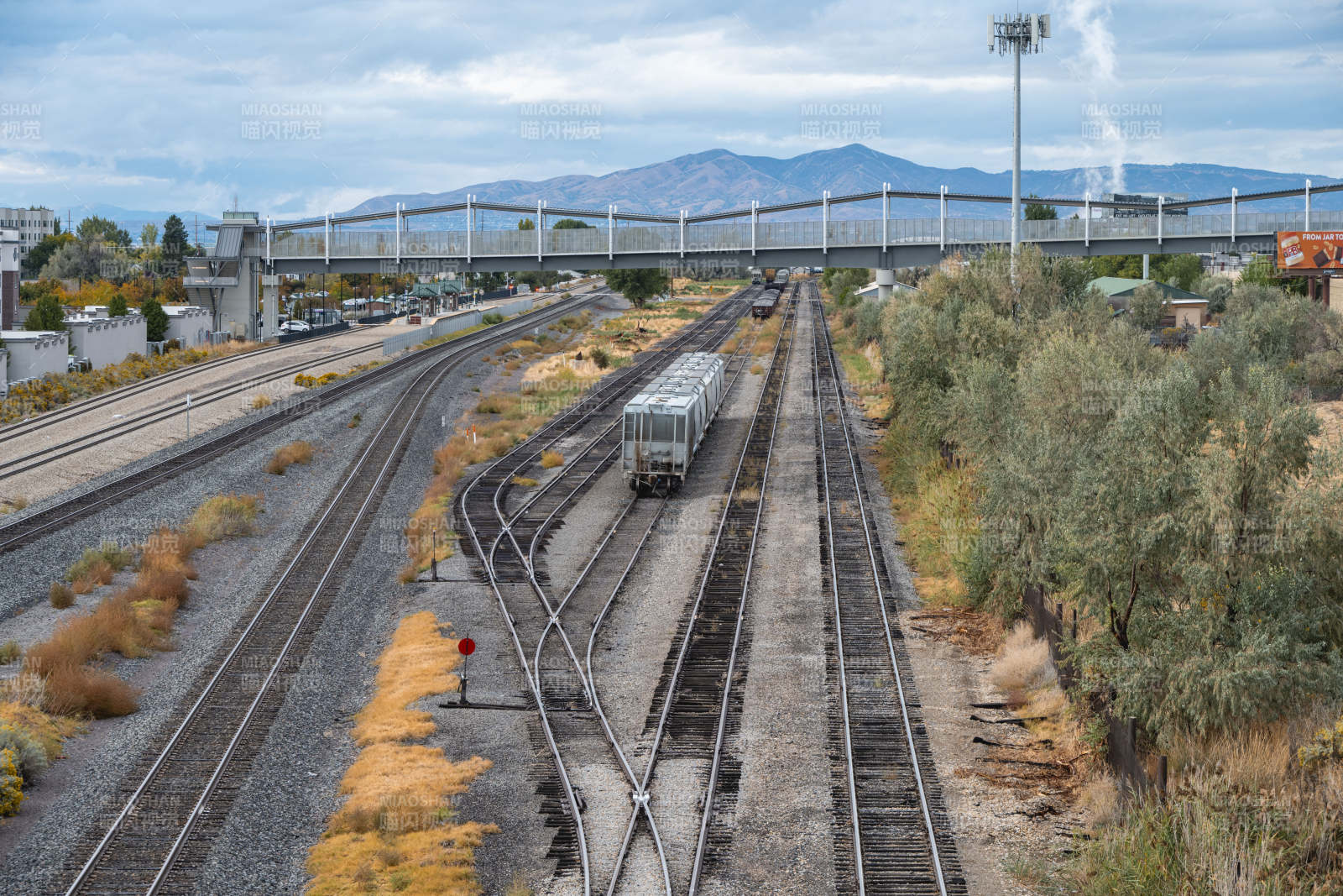 铁轨延伸向远方图片