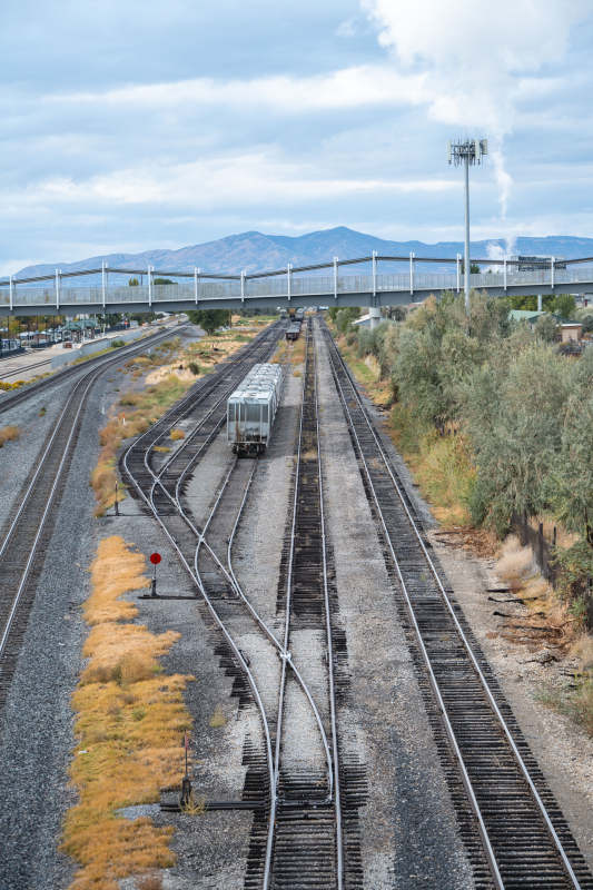 铁轨延伸至远方图片