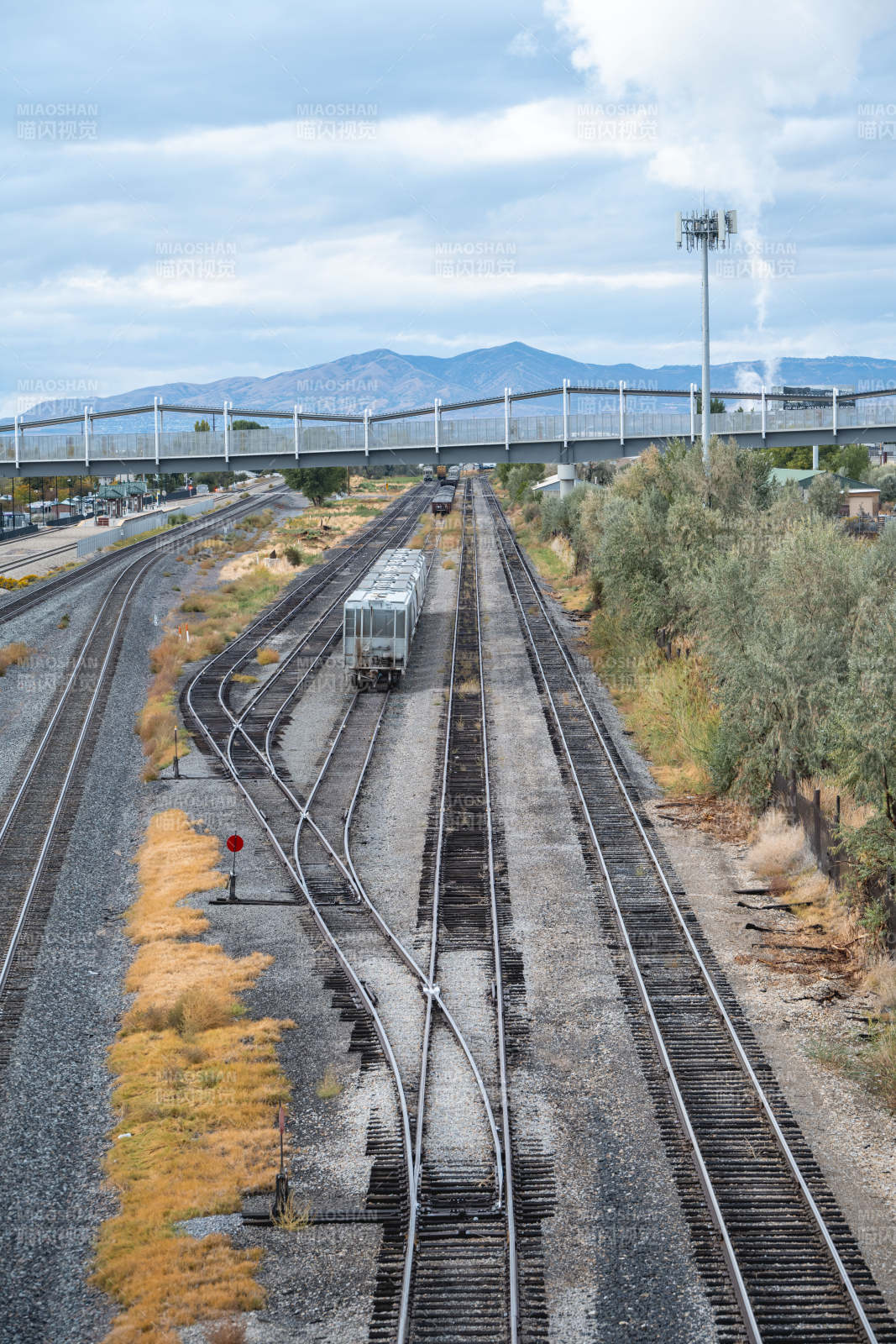 铁轨延伸至远方图片