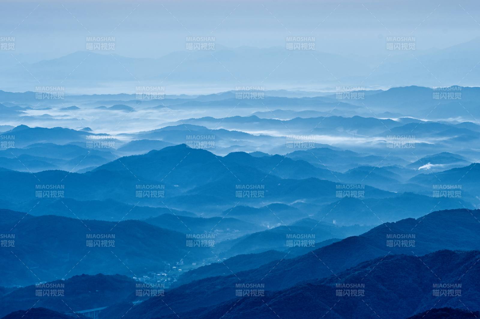 层峦叠嶂云海间图片