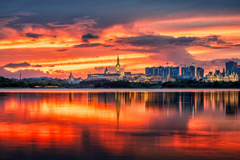 湖畔夕阳映城景图片