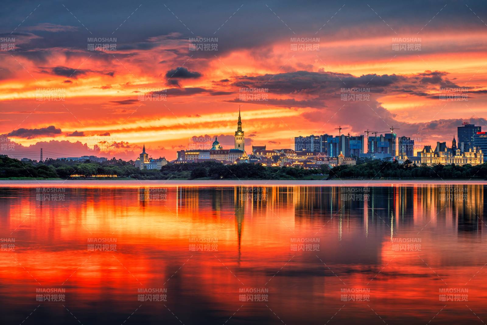 湖畔夕阳映城景图片