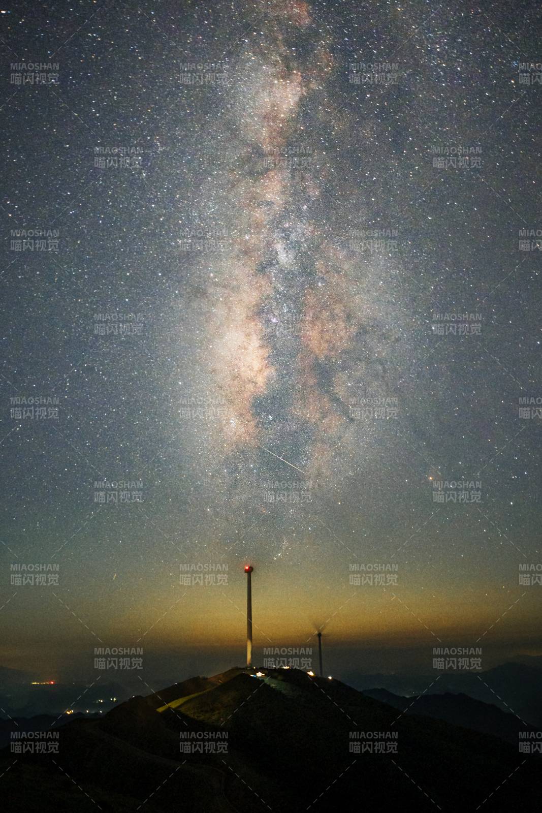 银河映山巅图片