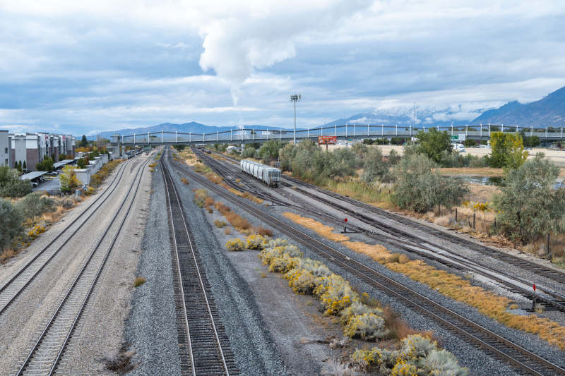 铁轨延伸向远方图片