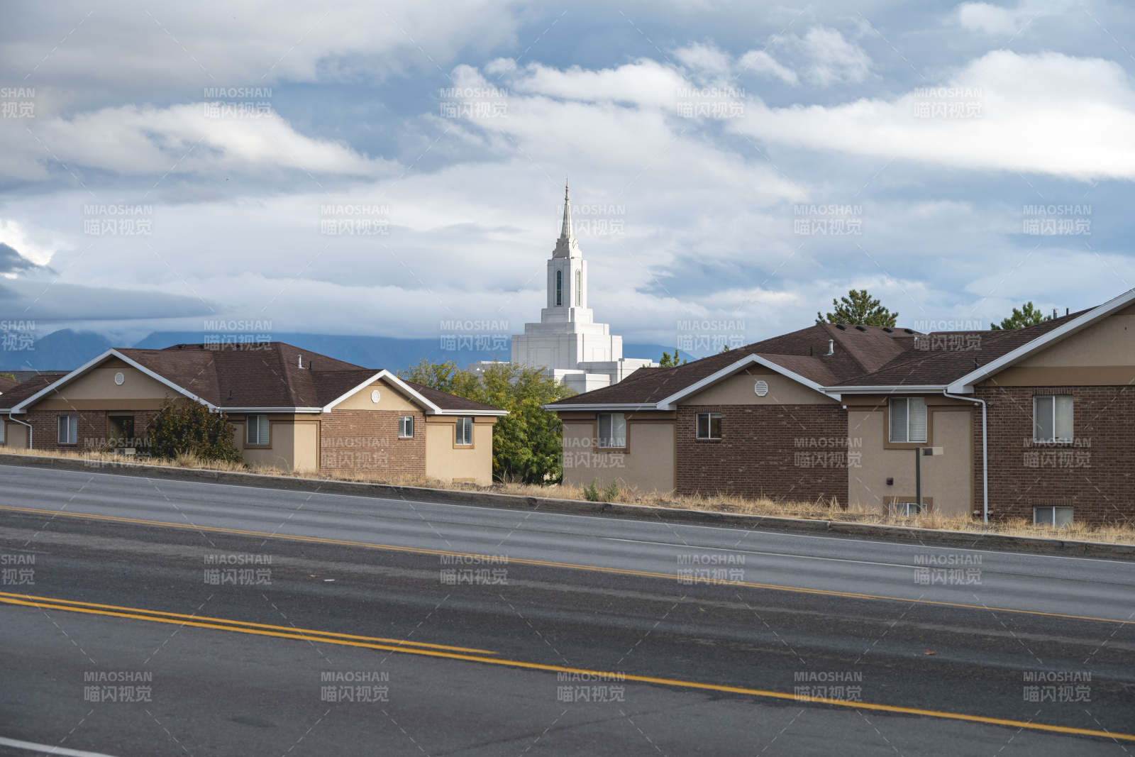 教堂前的住宅区图片