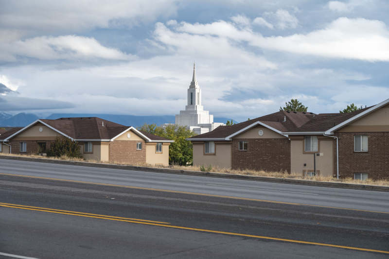 教堂前的住宅区图片