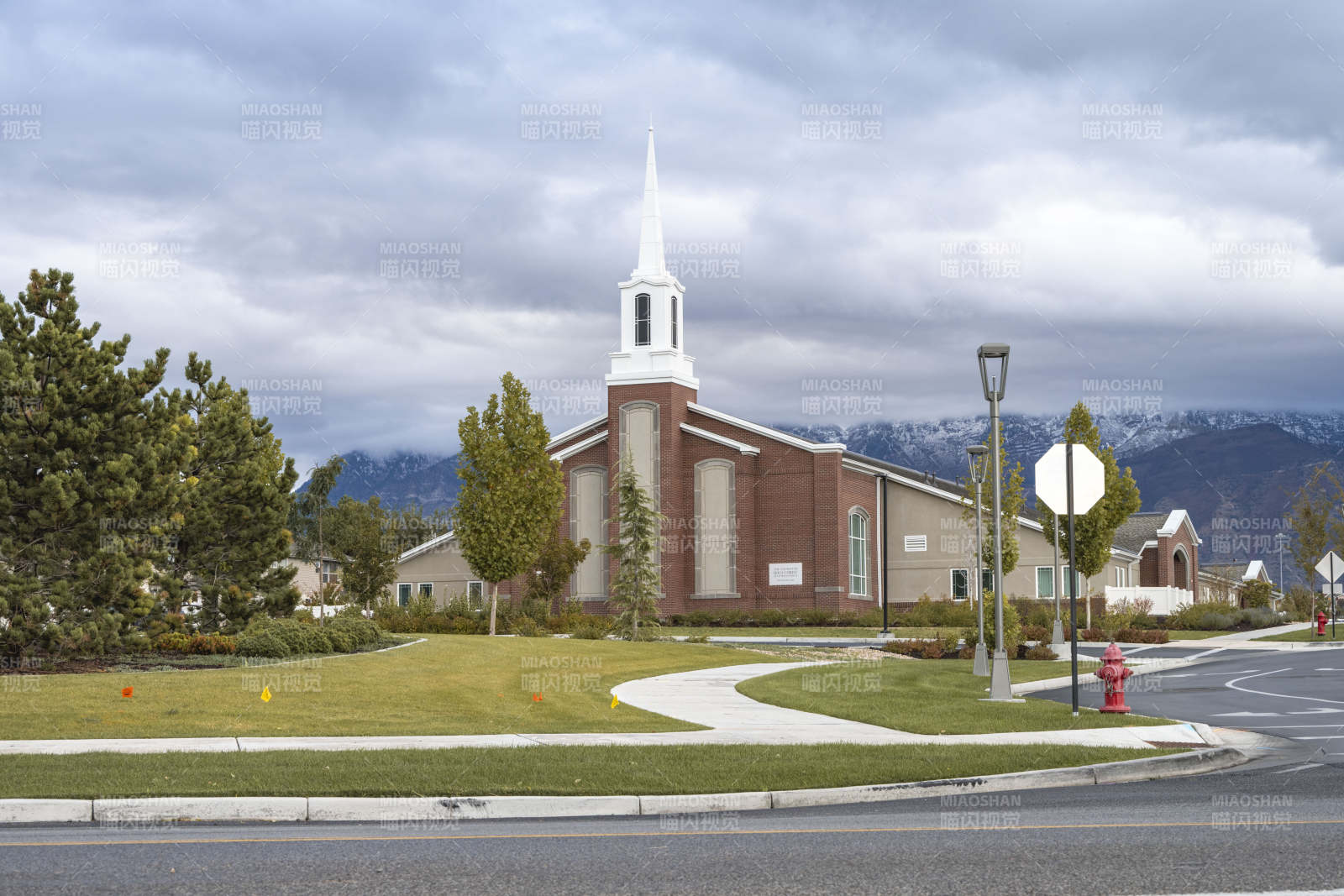 教堂前的宁静景色图片