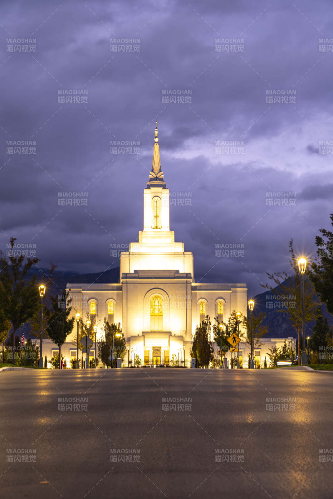 夜幕下的宏伟教堂图片