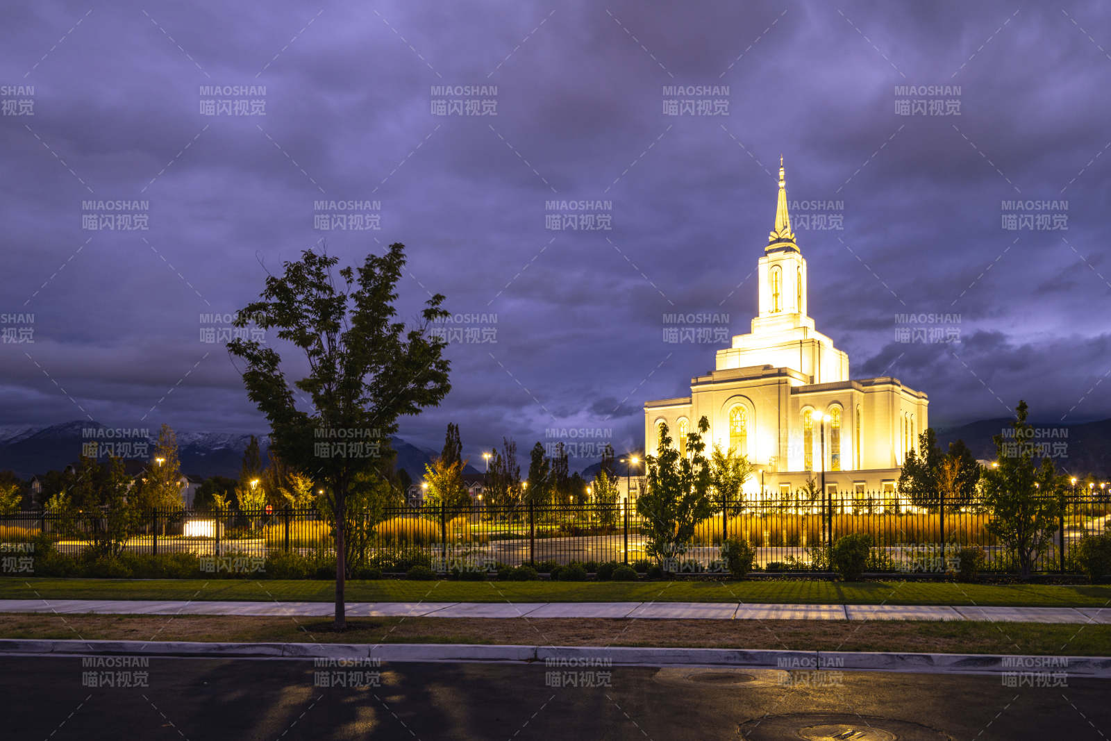 夜幕下的圣殿图片
