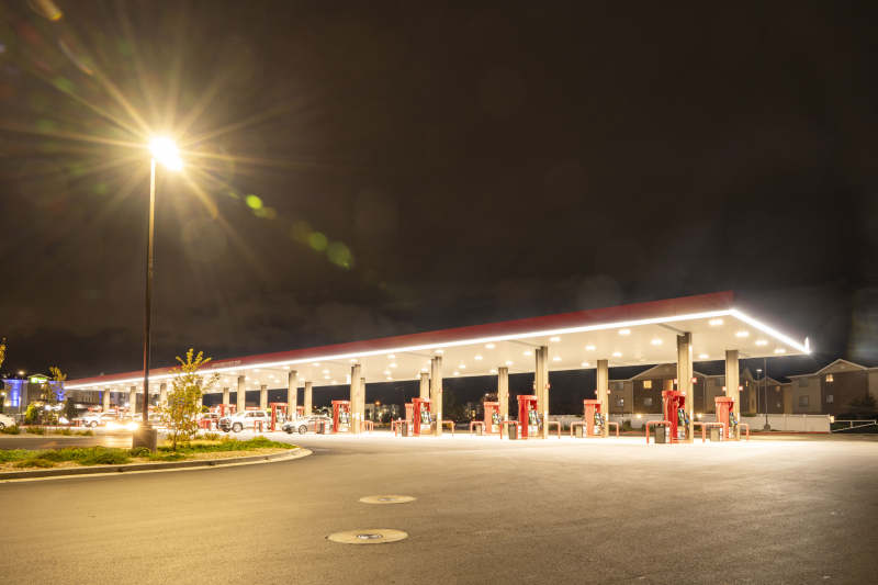 夜幕下的加油站图片