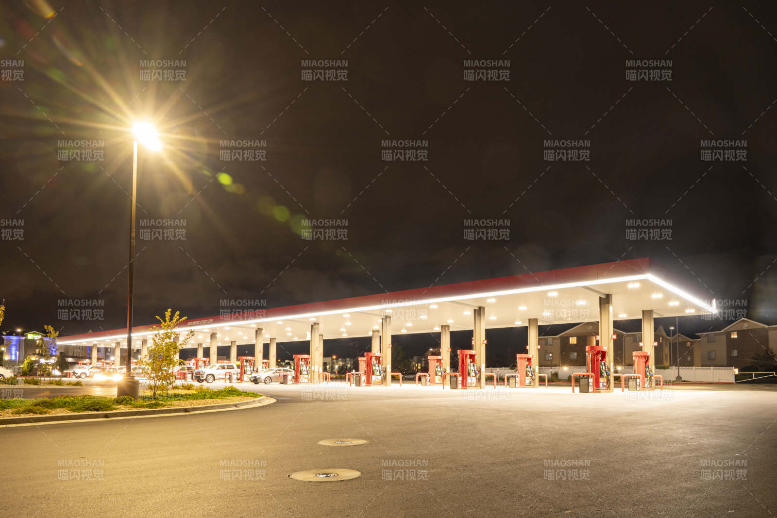 夜幕下的加油站图片