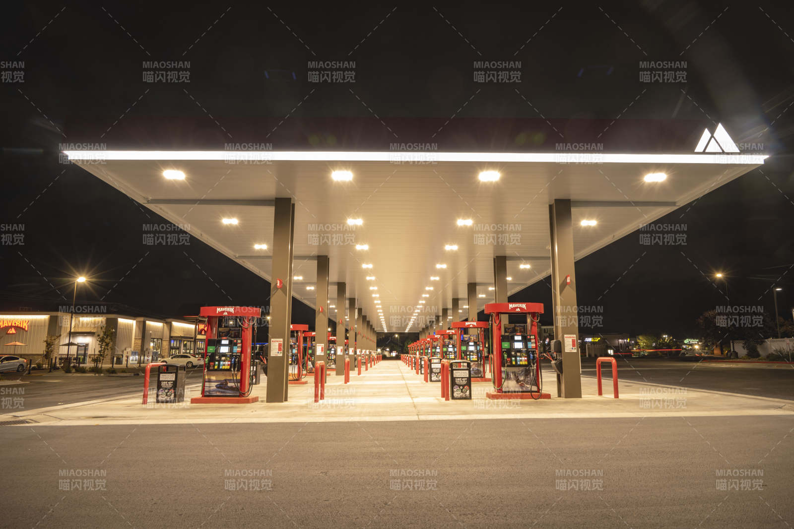 夜晚加油站灯火通明图片