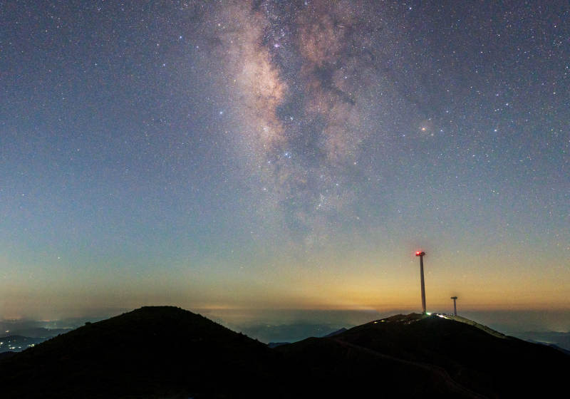 河源野猪嶂山顶的银河夜景与风车图片
