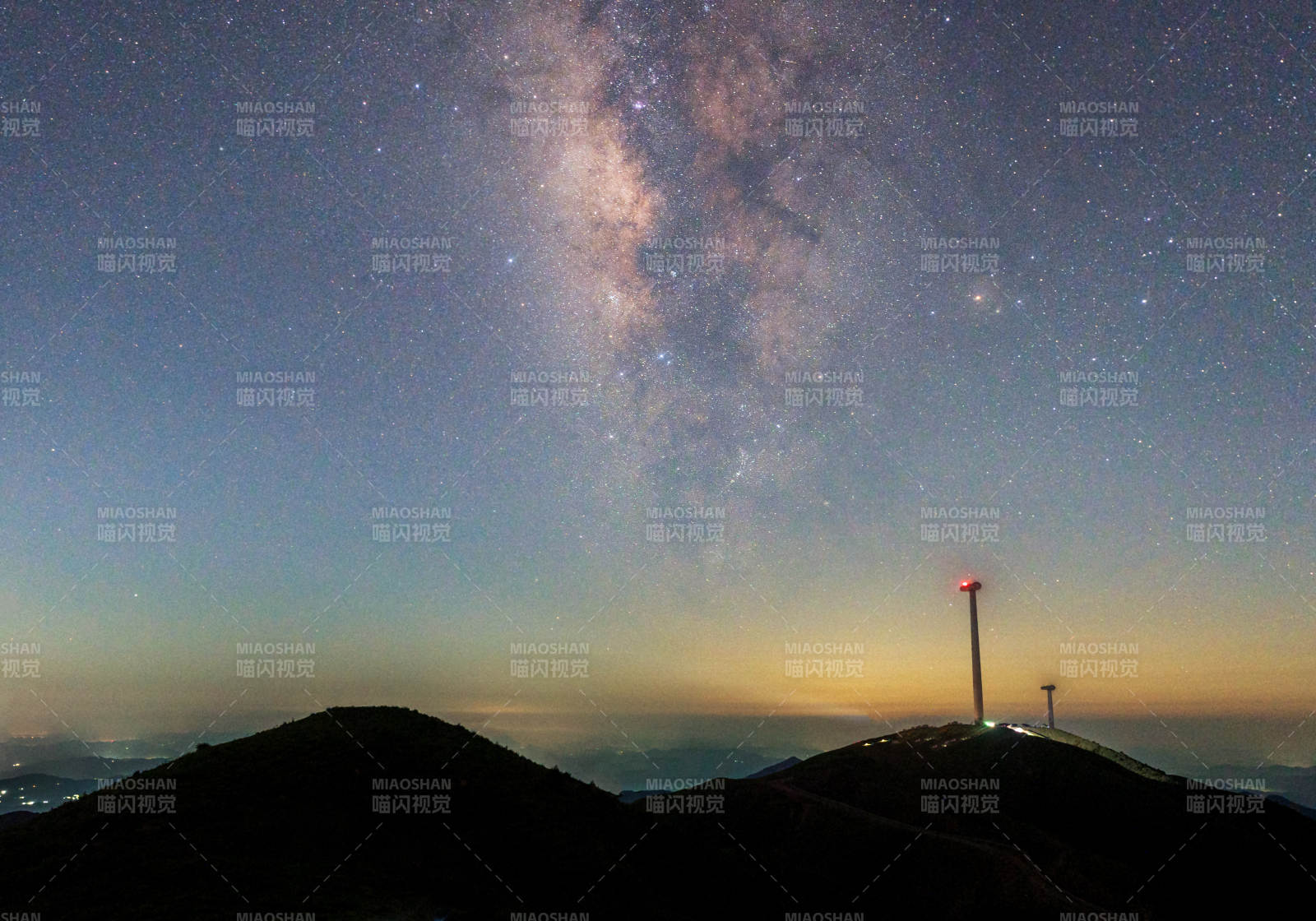 河源野猪嶂山顶的银河夜景与风车图片