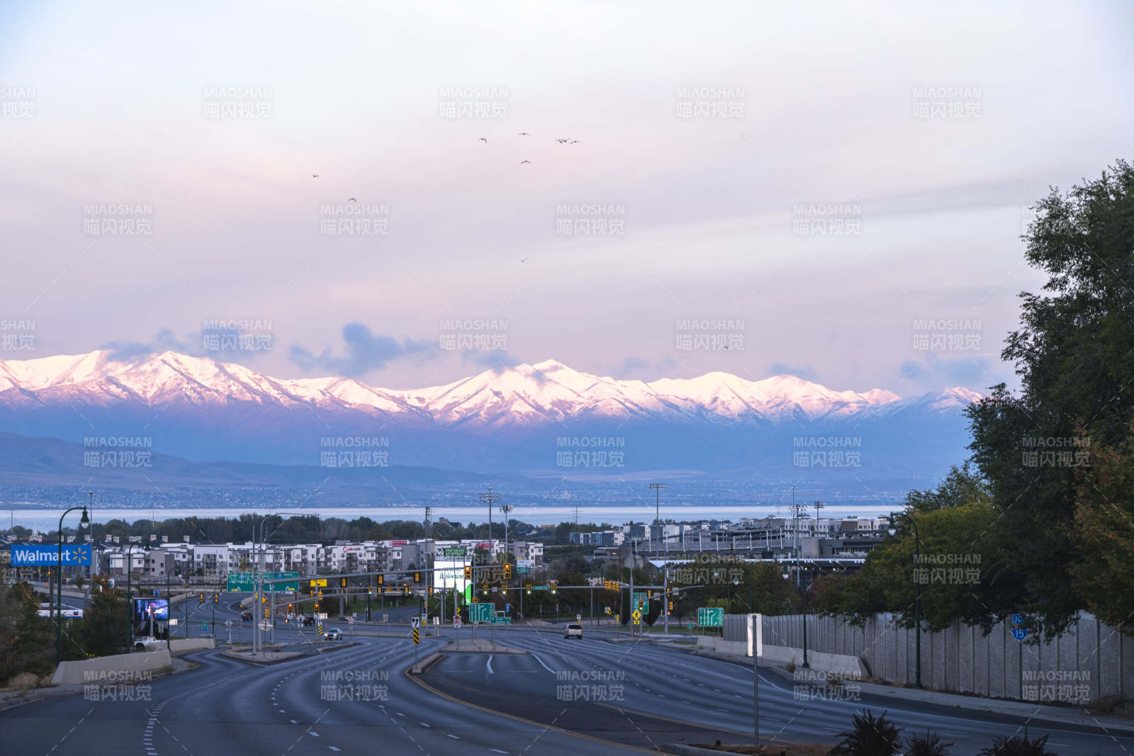 雪山映城景图片