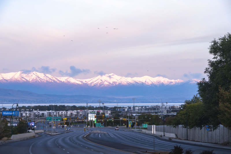 雪山映城景图片