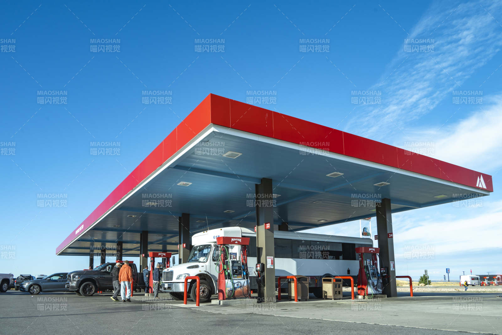 加油站繁忙景象图片