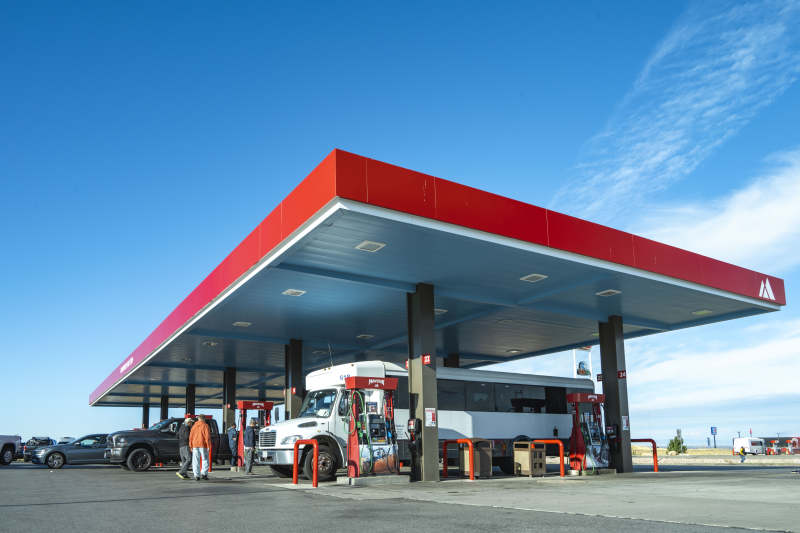 加油站繁忙景象图片