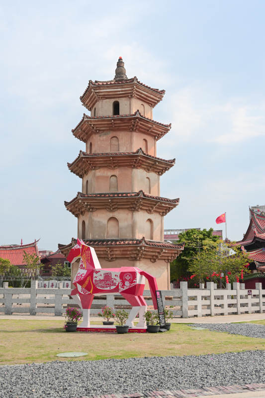 古塔前的彩马雕塑图片