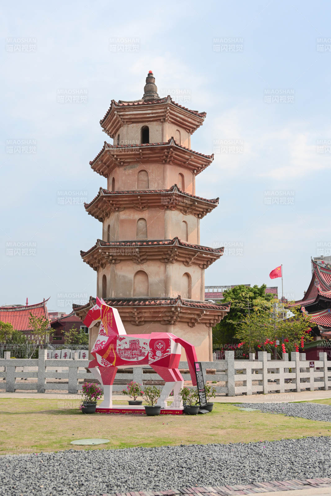 古塔前的彩马雕塑图片