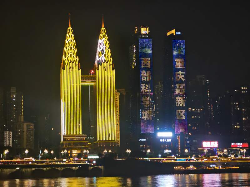 重庆双塔辉映江畔图片