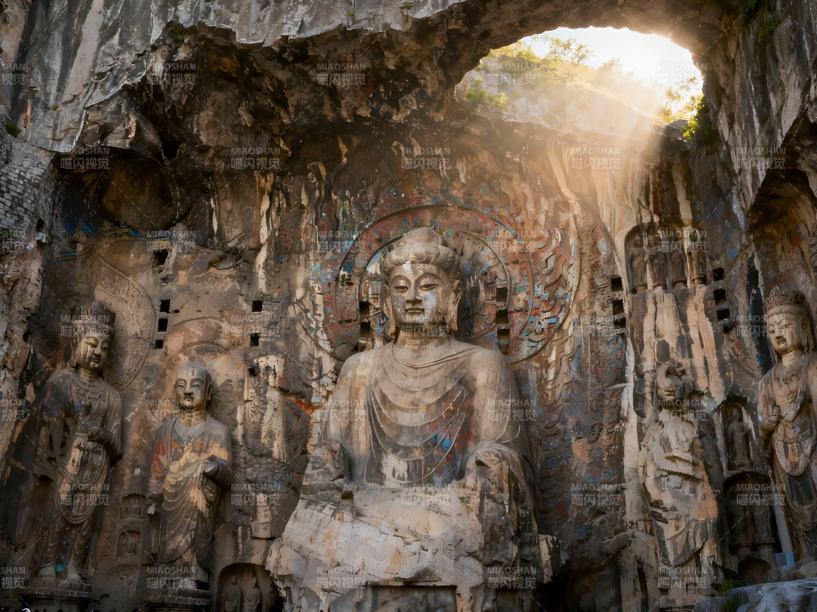 石窟佛像沐浴晨光图片