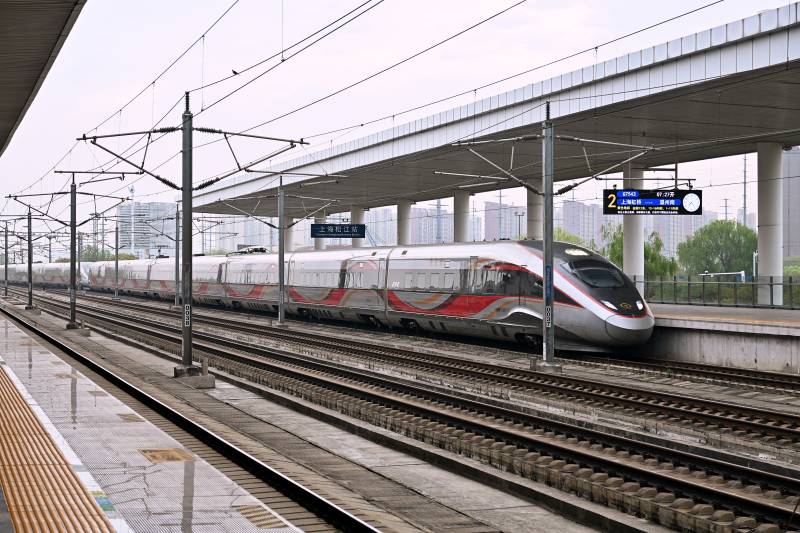 上海松江区高铁站列车进站图片
