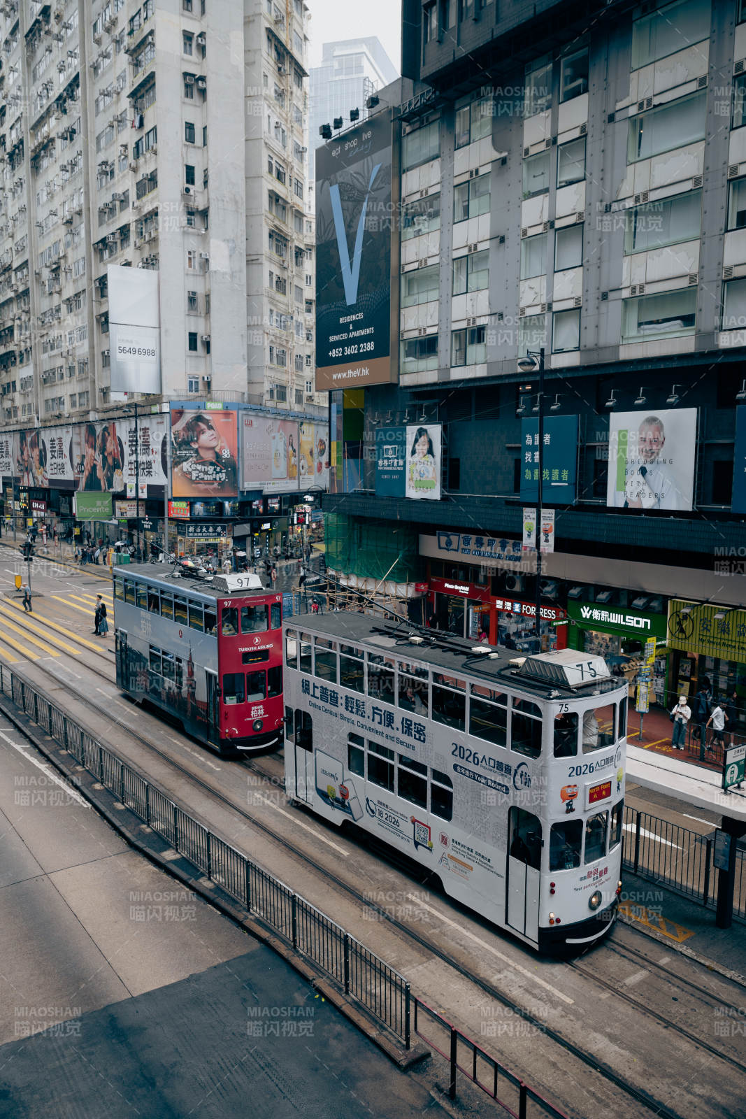 香港电车穿行都市图片