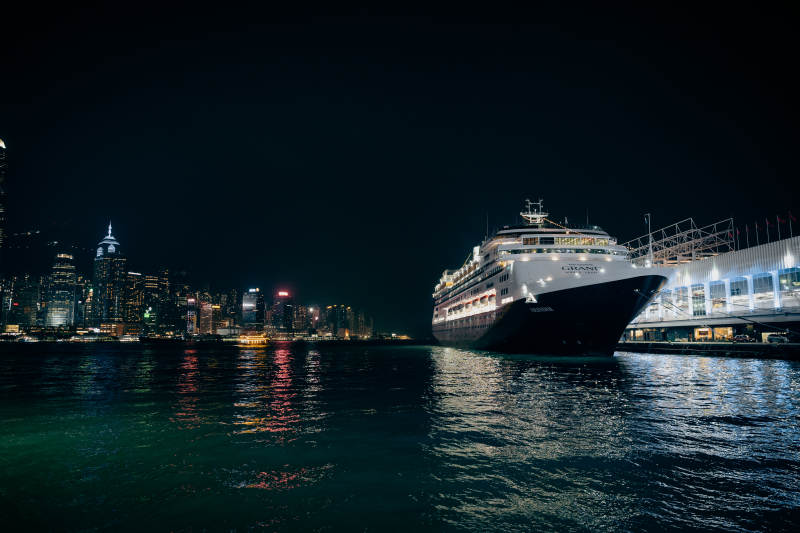 夜泊港湾游轮图片