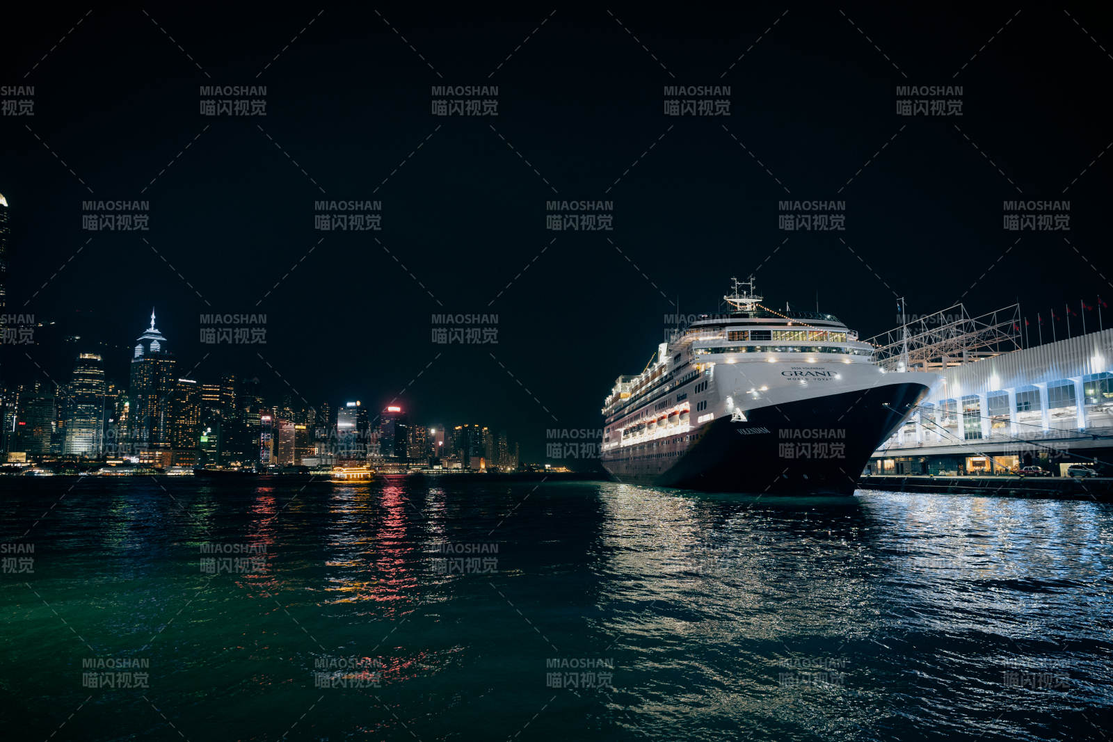 夜泊港湾游轮图片