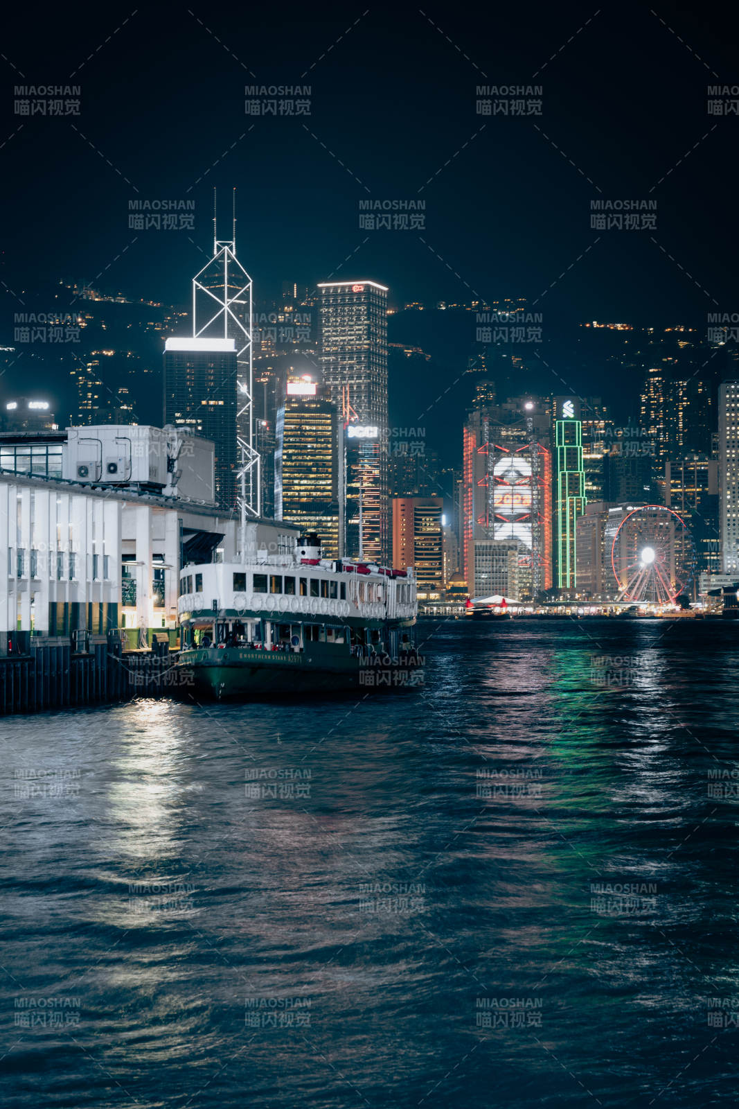 夜幕下的港湾灯火图片