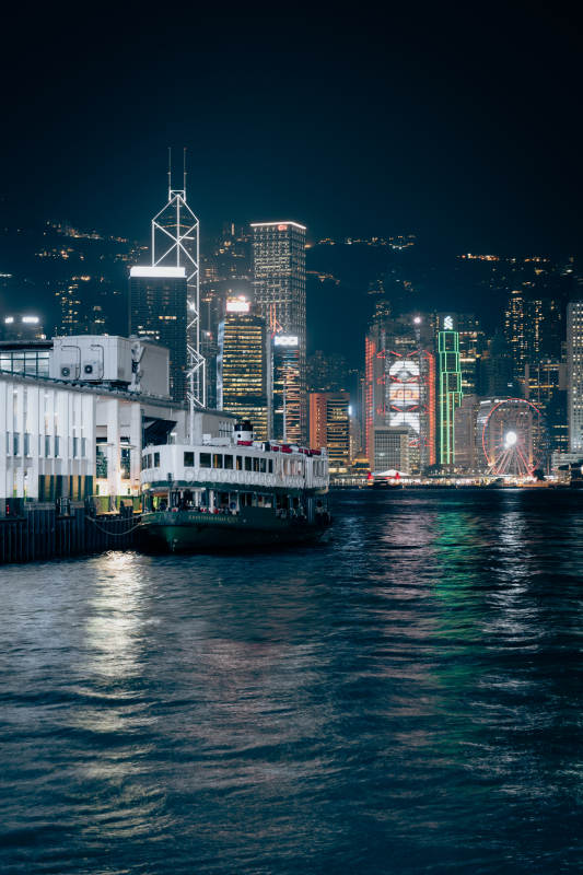 夜幕下的港湾灯火图片