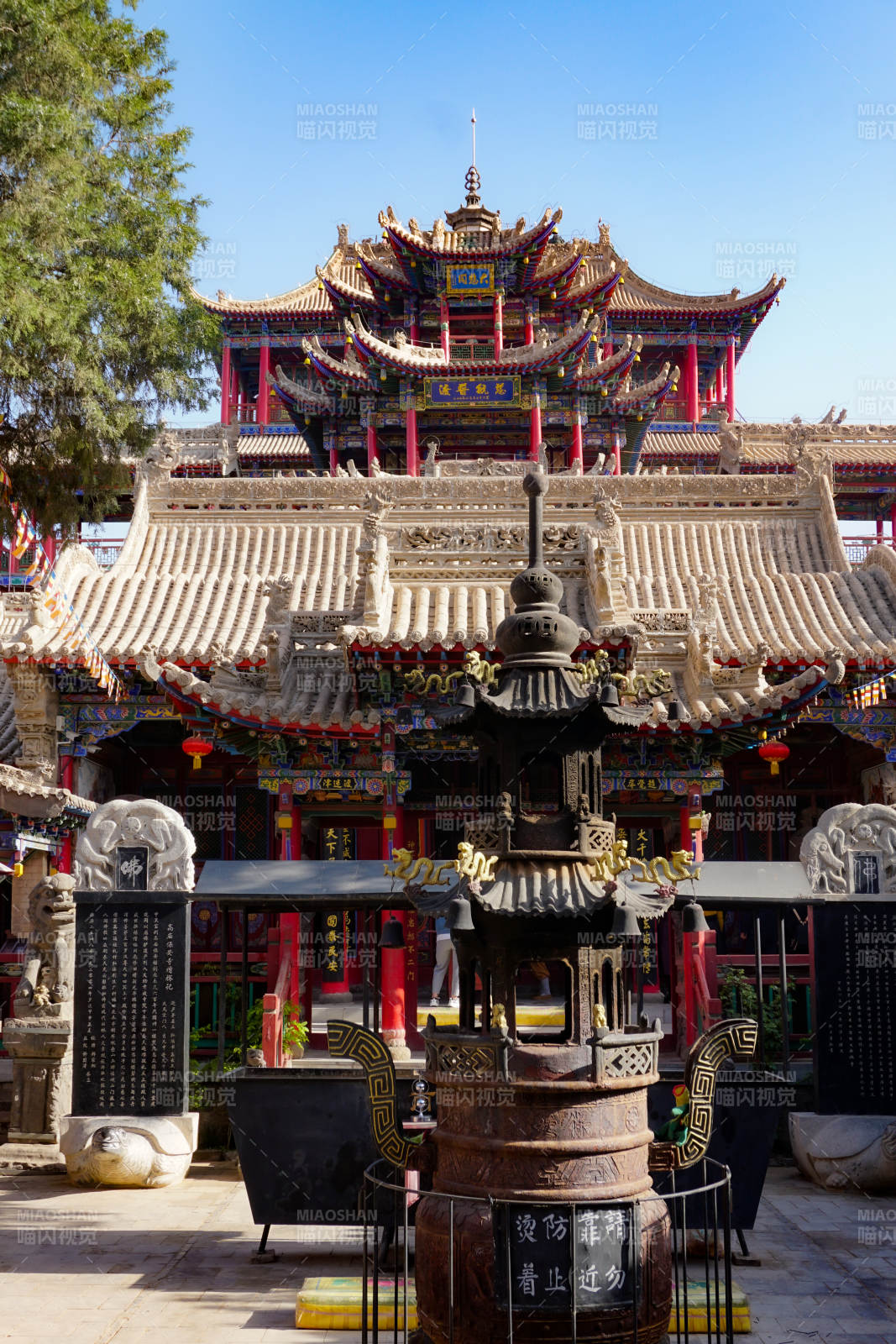 古刹香炉祈福地图片