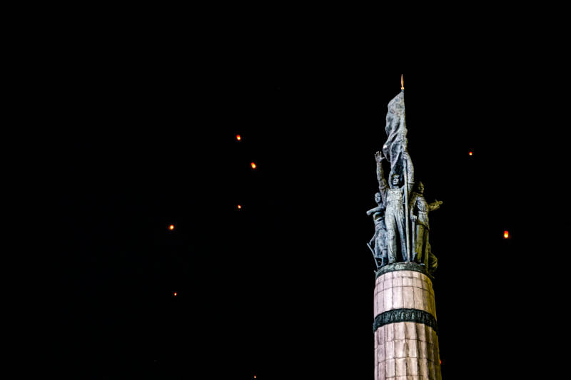 夜幕下的纪念碑图片