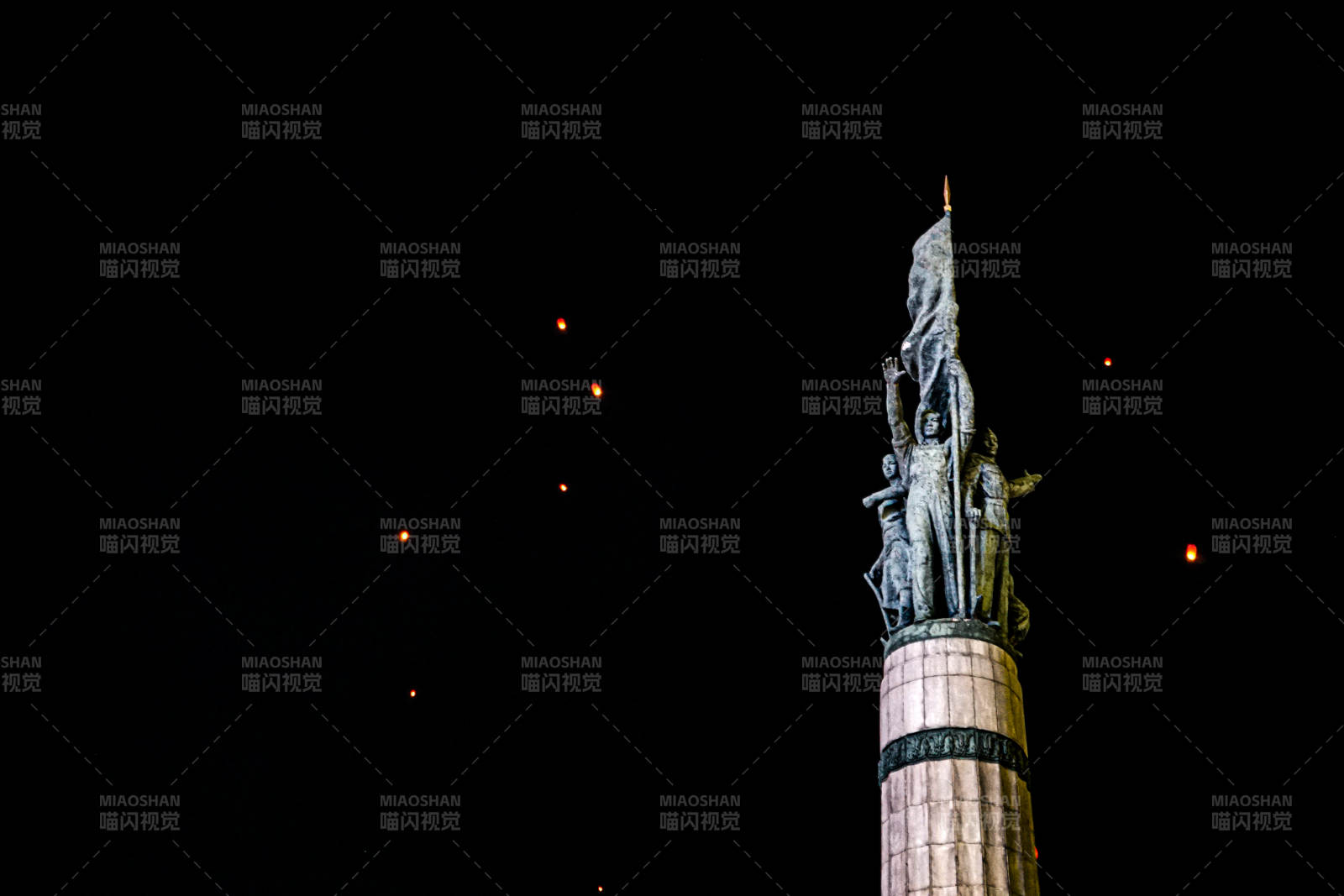 夜幕下的纪念碑图片