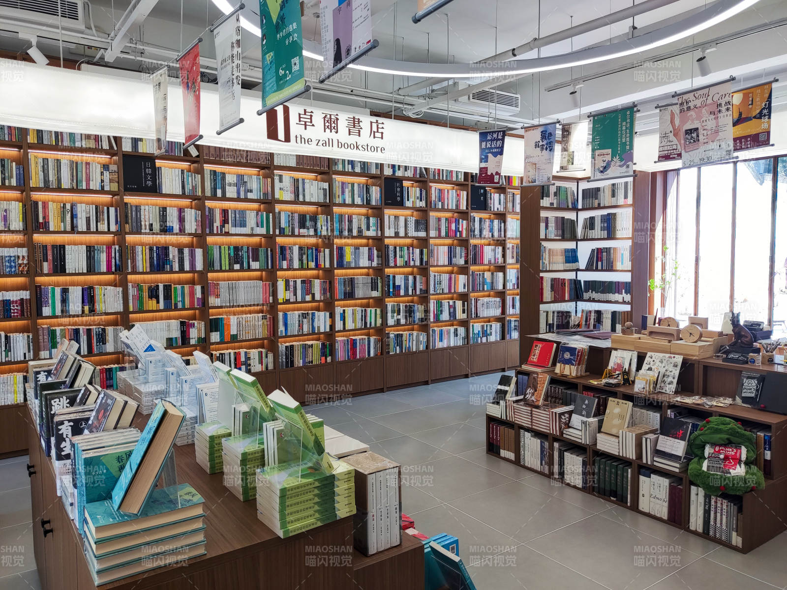 卓尔书店内部景象图片