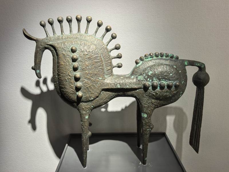 青铜马形器物图片